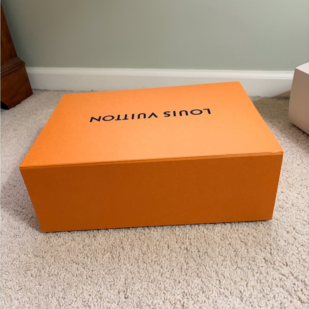 Louis Vuitton Iconic Orange Box with Festive Box Wrap - Picture 4 of 10